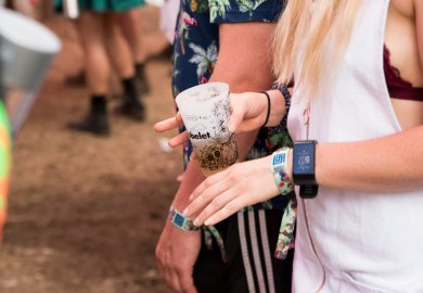 álcool gel em festivais