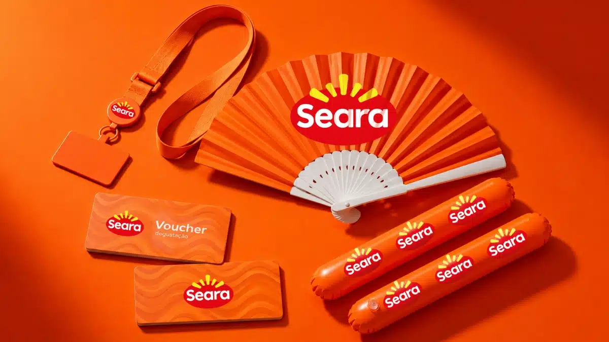 Leque, cordão de celular, voucher de degustação (Seara)